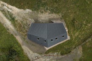 Dům má půdorys otevřeného písmene V. (Víkendový dům v Českém ráji, NEW HOW Architekti)