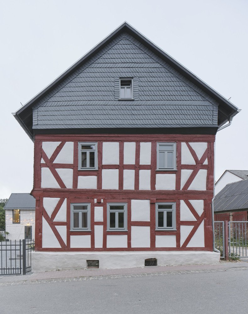 Architekt Marc Flick zrekonstruoval zchátralý dvůr v západním Německu