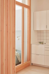 Propojení kuchyně a ložnice (Plus One Architects, byt ve Vršovicích)