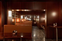 Těžiště bistra tvoří hlavní prosklený prostor. V této části působí okna jako výlohy, které se otevírají do rušné ulice Milady Horákové. (0,5 studio, Sandwich Rodeo)