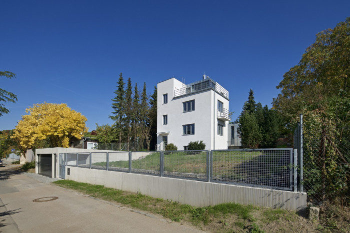 Ťoupalíkova vila, Studio Hangár