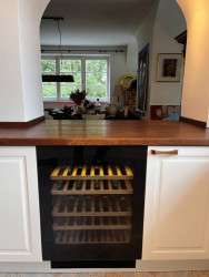 Do této vinotéky od ASKO se vejde až 44 lahví vína.