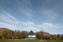 Chata v Jizerských horách, Markéta Cajthamlová, Architektonická projekční kancelář: Do krajiny je zasazena velmi přirozeně, podobně jako další stavby v okolí