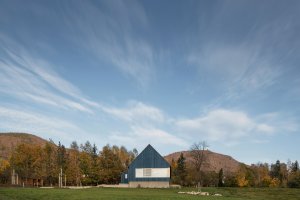 Chata v Jizerských horách, Markéta Cajthamlová, Architektonická projekční kancelář: Do krajiny je zasazena velmi přirozeně, podobně jako další stavby v okolí