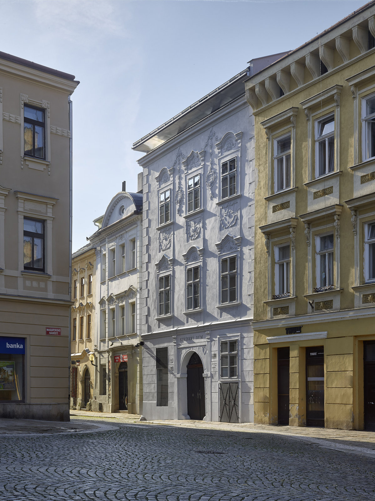 Stříbrný dům stojí v centru Jihlavy, přímo na hlavním Masarykově náměstí. (Stříbrný dům v Jihlavě; Atelier Štěpán)