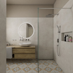 Koupelna s požadavkem nadčasovosti a přesto zůstává zajímavá. Stačí ji ozvláštnit výraznou dlažbou a tmavou výmalbou.