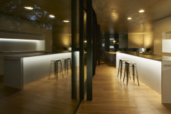 Dubové podlahy, pohledový beton na stěnách a stropu, bílý nábytek – minimalismus zaručen