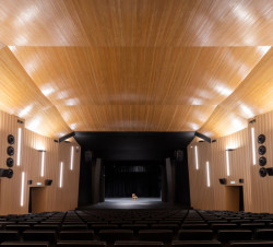 Nově zrekonstruovaný kulturní dům v Ostravě od Platforma architekti