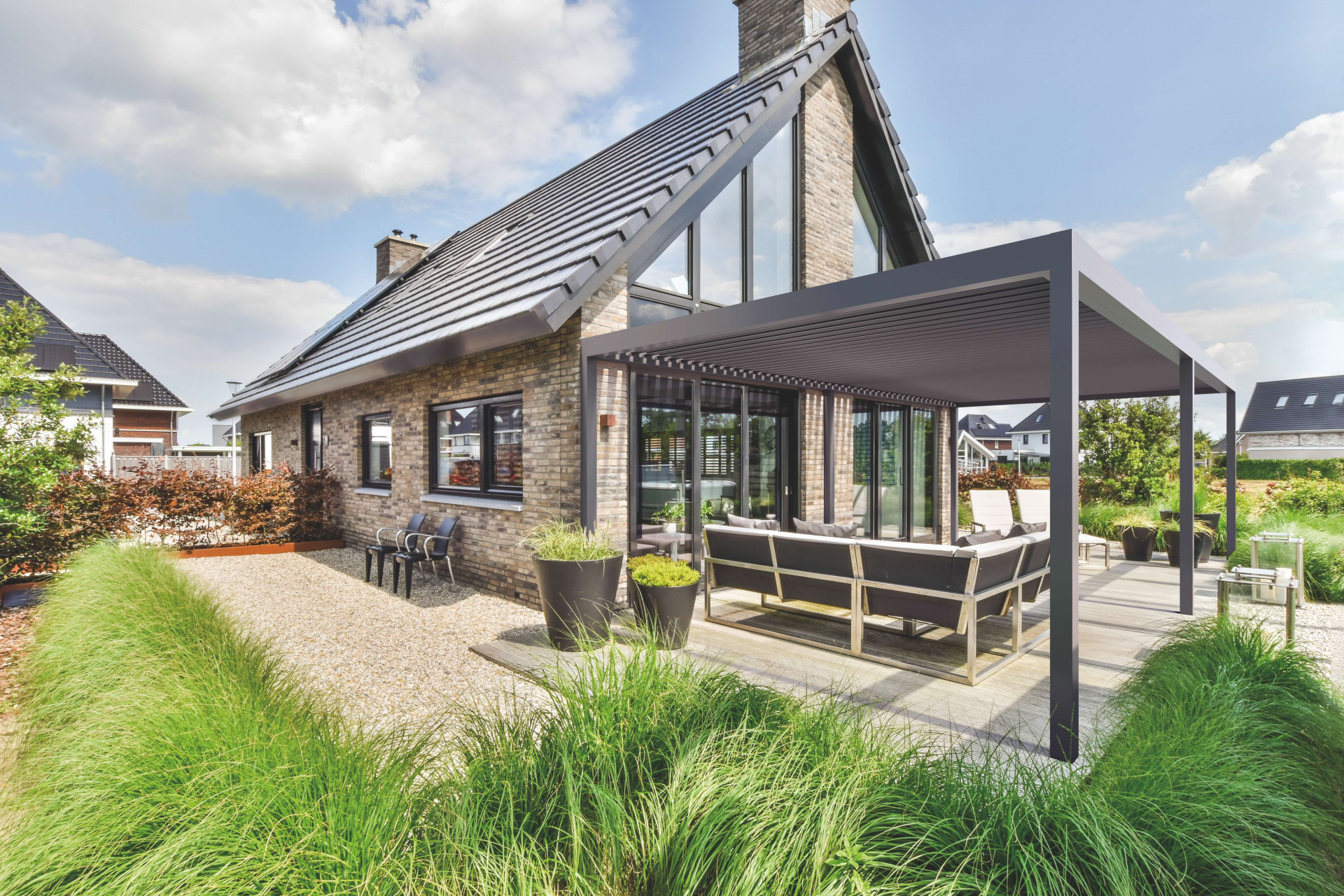 Nová pergola MB-OPENSKY 120 od společnosti ALUPROF umožňuje trávit čas venku za jekéhokoli počasí