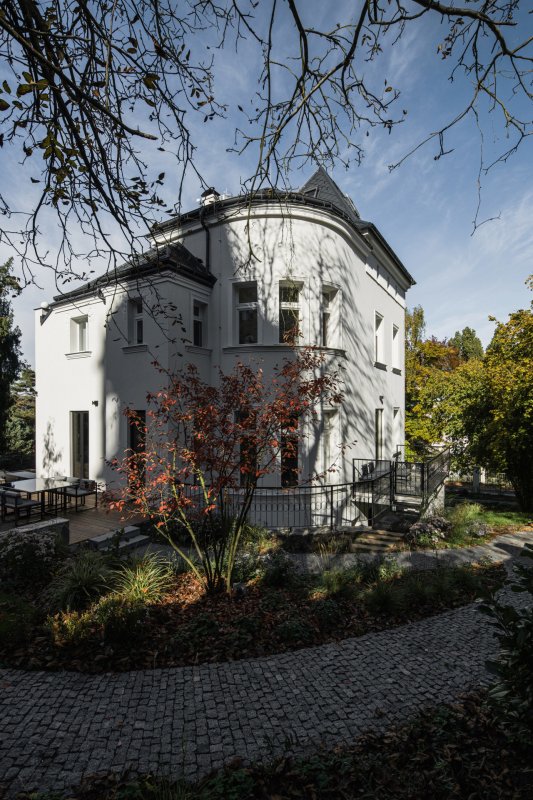 Zrekonstruovaná vila poblíž Prahy od Karnet architekti