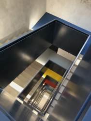 Každé patro radnice má vlastní barvu