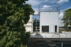 Přístavba ke školce Montessori v Jablonci nad Nisou, Mjölk architekti: Má podobu elementárního hranolu, kterému na expresivitě dodávají kovové konstrukce plnící roli bezpečnostních prvků