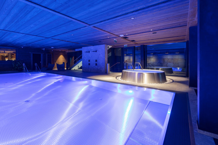 Hala s plaveckým bazénem a vířivkou v resortu Aldrov v Krkonoších