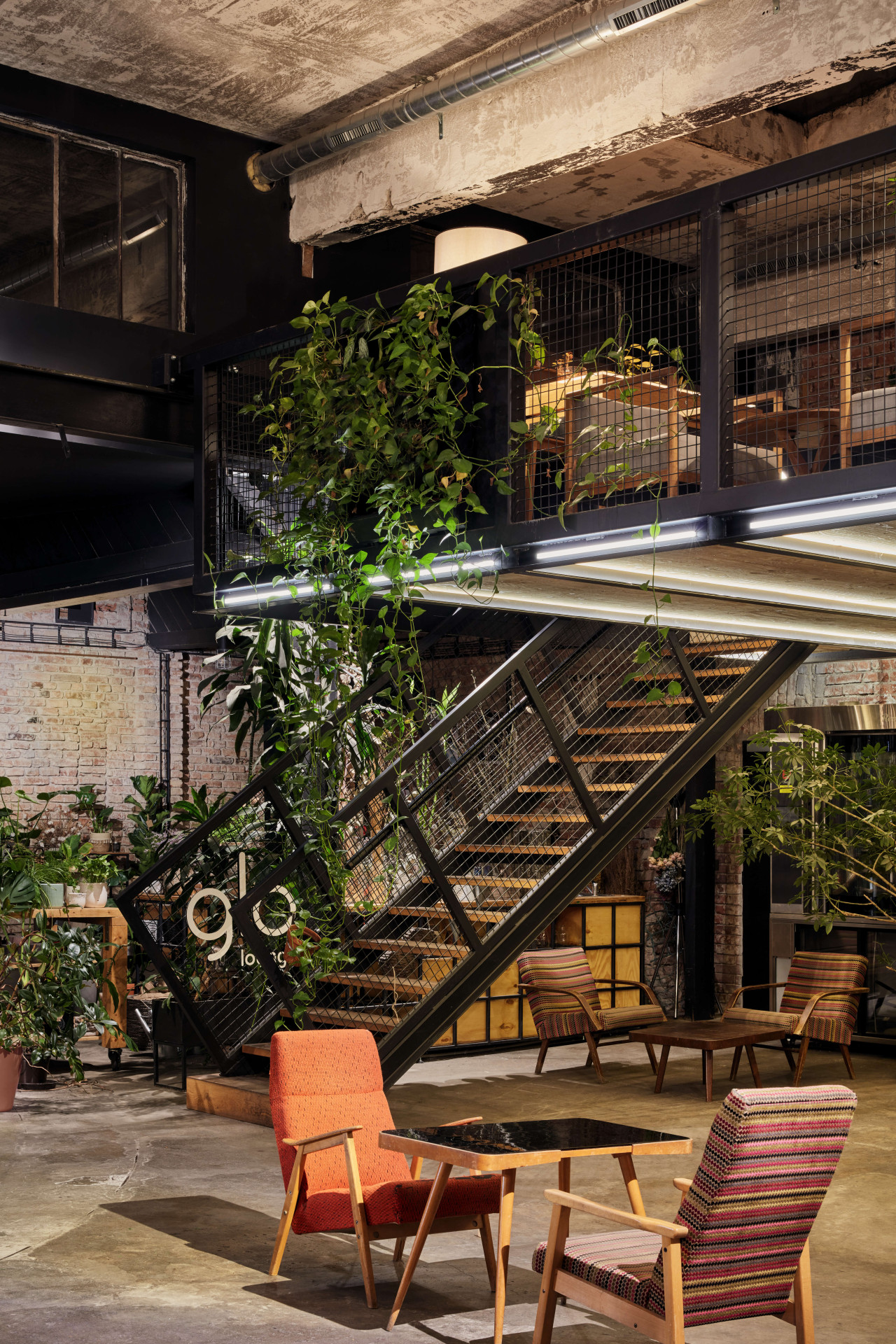 Mezipatro je zavěšené na původní jeřábové dráze, takže se může po ní posouvat