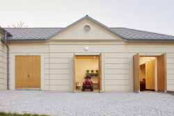 Nově se objekt člení do tří samostatných provozních celků – samotné smuteční síně, veřejných toalet a zázemí pro správce.  (Smuteční síň ve Vimperku, Jakub Vašek)