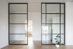 Osazeny byly skleněné příčky.