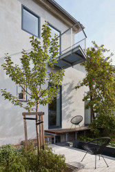 Rekonstrukce domu v Jindřichově Hradci od Matěje Šebka a Martina Petříka: Vykonzolovaný balkón v patře se nachází na místě původní dřevěné verandy.