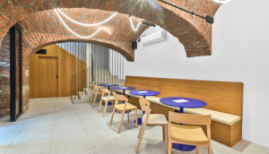 Jak už název napovídá, 55 Bakery sídlí v Praze 5 a láká návštěvníky nejen na čerstvě upečený chleba, ale i výrazným interiérem s odhalenými cihlovými klenbami.
