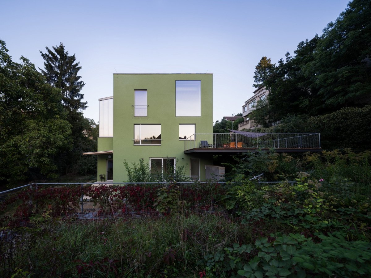 Nové je i uspořádání oken na fasádě. (AOC architekti, rezidence Zelený dům)