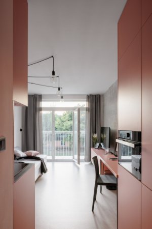 Pohled do bytu - má 21 metrů čtverečných. (Rekonstrukce ubytovny v Košicích; Atrium Architekti)
