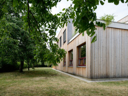 Rozšíření modulární školy Praha - Petrovice, Starý & Partner: Původně 4 třídní škola byla v roce 2018 rozšířena o další 2 třídy