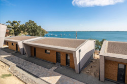 Peter Koterec navrhl devět vila domů na břehu přehrady Zemplínská šírava na východě Slovenska