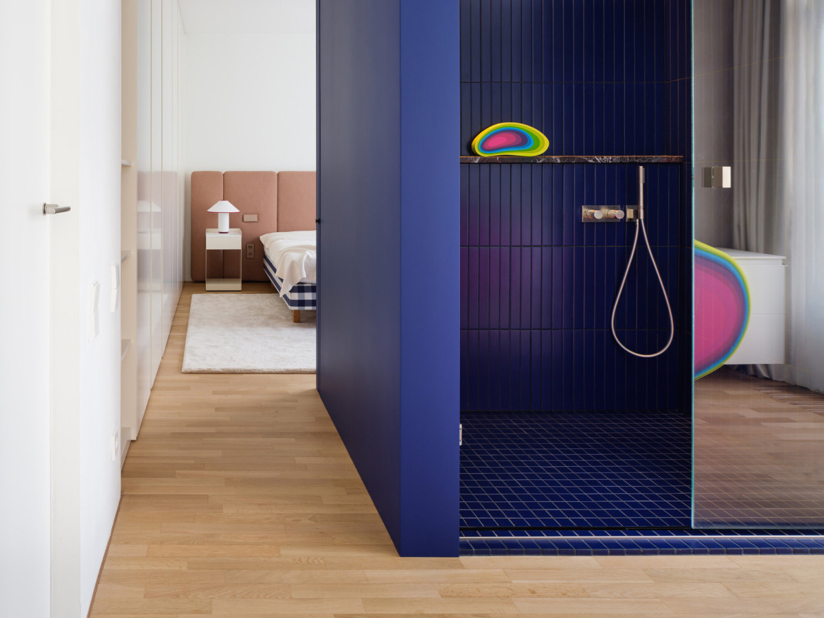 Box v patře vytváří intimní přechod mezi hlavní ložnicí a koupelnou. (Mezonet na Břevnově; esté architekti)
