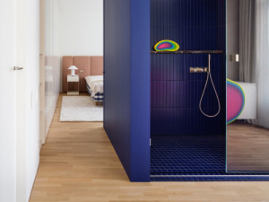 Box v patře vytváří intimní přechod mezi hlavní ložnicí a koupelnou. (Mezonet na Břevnově; esté architekti)