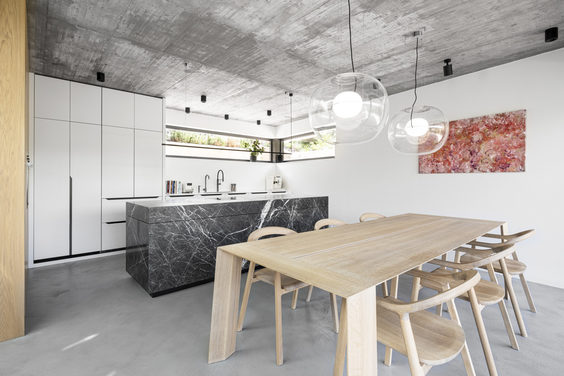 Architekti Hana Davidová a Michal Narovec ze studia Flat White dali vyniknout osvětlení značky Delta Light v minimalistickém interiéru rodinného domu