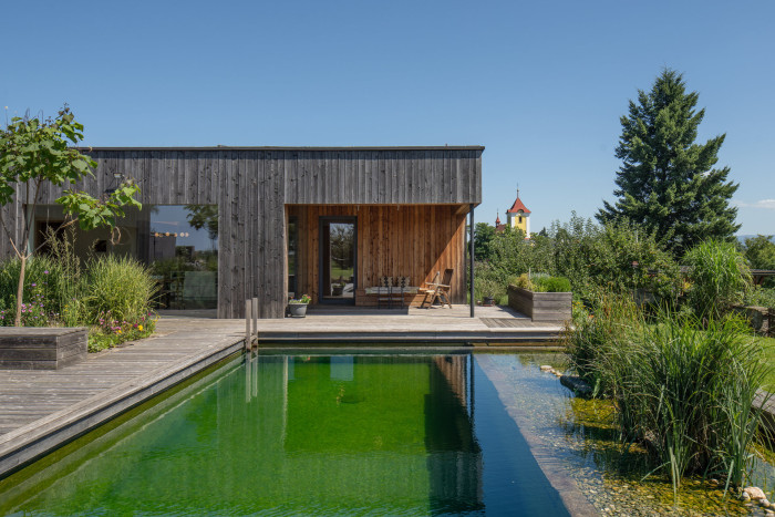 Rodinný dům, to je proces, který nikdy nekončí. Koupací biotop rodina doknčila teprve nedávno. (Rodinný dům u Rozkoše, MOLO architekti)