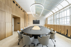 Zvolená křesla od LD Seating respektují materiálovou paletu interiéru a zároveň poskytují komfort i při dlouhých jednáních. (Zasedací místnost Státní tiskárny cenin; JKH Architects)