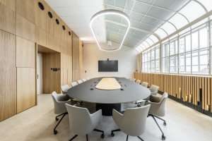 Zvolená křesla od LD Seating respektují materiálovou paletu interiéru a zároveň poskytují komfort i při dlouhých jednáních. (Zasedací místnost Státní tiskárny cenin; JKH Architects)
