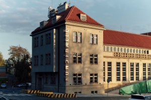 Dnešní budova Kunsthalle Praha vznikla konverzí bývalé Zengerovy trafostanice. Za výsledkem stojí pražský ateliér Schindler Seko Architects.