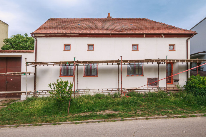 Hlinaři provádějí obnovu fasád pomocí přírodních omítek a nátěrů.