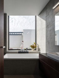 Pohled do koupelny (Vila u Prahy, boq architekti)