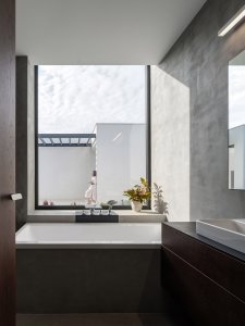 Pohled do koupelny (Vila u Prahy, boq architekti)