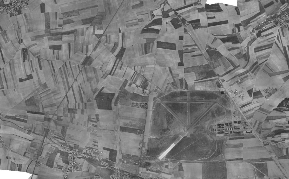 Rozvoj letiště přirozeně připomíná růst turismu. Snímek z roku 1945.