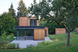 V chatařské oblasti v Posázaví stála typická původní chata z první poloviny dvacátého století. Bohužel byla v tak dezolátním stavu, že si vyžádala kompletní přestavbu. (Chata v Posázaví, Studio Sporadical)