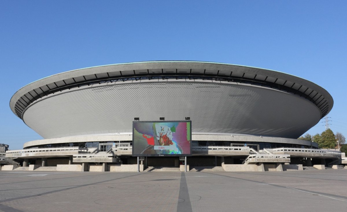 Brutalistní aréna Spodek, tedy „podšálek“ 