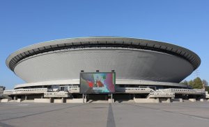 Brutalistní aréna Spodek, tedy „podšálek“ 