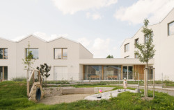 Zahrada je klíčovým prvkem návrhu. Děti se zde potkávají se staršími lidmi. (Domov pro seniory s mateřskou školou v Horních Jirčanech, ti architekti)