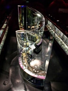 Galerie šperků ve Victoria & Albert Museum v Londýně, Eva Jiřičná