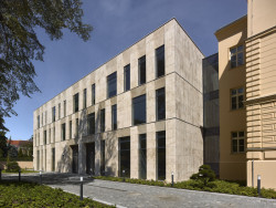 Rekonstrukce a dostavba Korejského velvyslanectví v Praze, SIAL architekti a inženýři spol. s r.o.: Objekty spojuje subtilní nenápadný krček ze skla