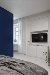 Výrazná barva vložené hmoty vyniká na jemném pozadí bytu. Veškeré původní části prostoru autoři navrhli jako světlé, materiálově i barevně neutrální. (Byt na Malé Straně, Máslo + Peteráková)