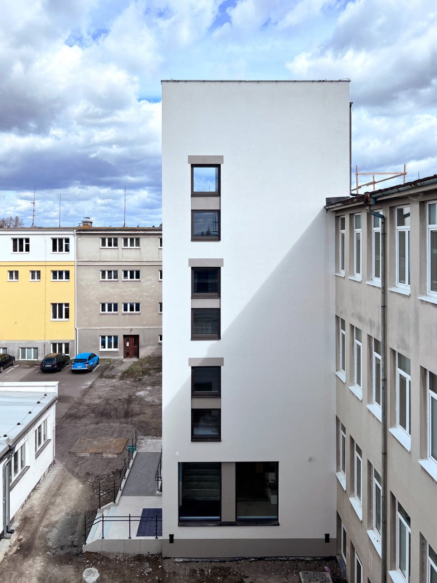 Schodišťová věž Křesťanské ZŠ a MŠ Noe v Pardubicích od ateliéru Světlík Šedý Šefl