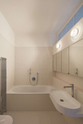 Pohled do koupelny (Byt ve vile v Praze-Malvazinkách, Kateřina Hodková)