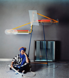 Nanda Vigo 1985 se svým návrhem osvětlení Light Tree (1984) a Cronotopo (1964). Foto: Gabriele Basilico, se svolením Archivio Nanda Vigo, Milán