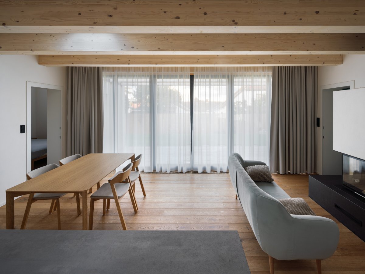 Pohled do hlavního obytného prostoru (Rodinný dům v Křenovicích, ika.architekti)