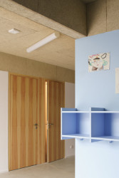 ... i šatna. (Domov pro seniory s mateřskou školou v Horních Jirčanech, ti architekti)