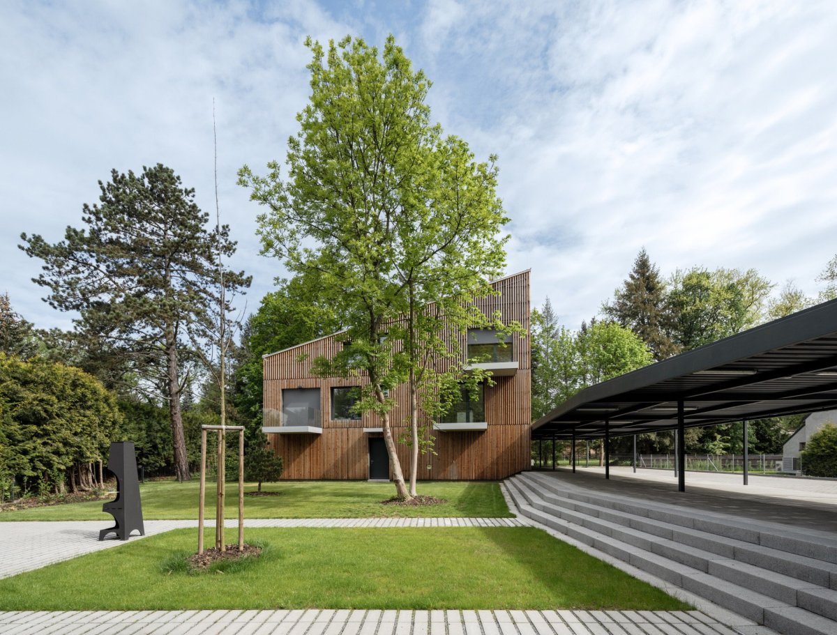 Viladomy v Kamenici, NEW HOW architekti: z areálu lze vyjít na hlavní pěší trasu centrem